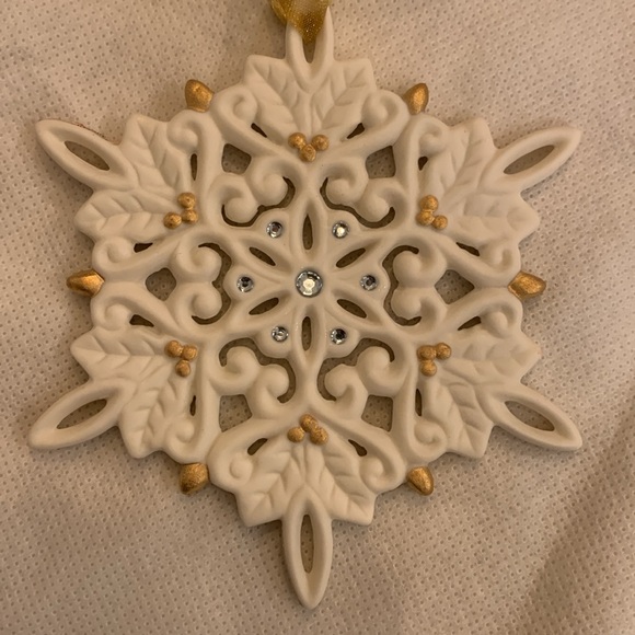 Wedgwood Gold Snowflake Christmas Tree Ornament in box - Picture 4 of 6